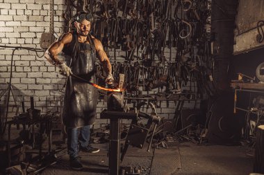 genç kalpazan sıcak metal atölyesinde