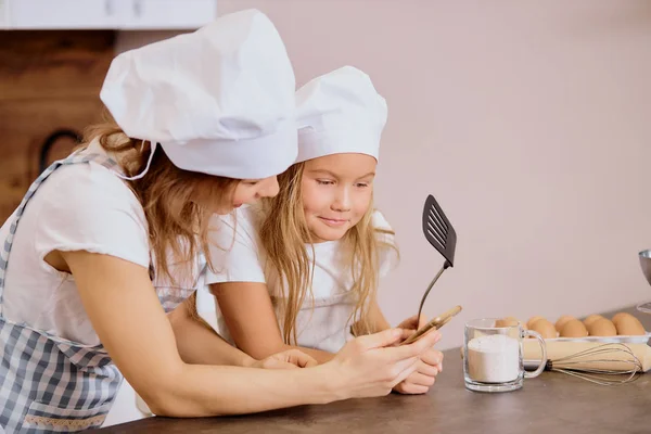 Caucasien enfant et mère heureux de cuire ensemble — Photo