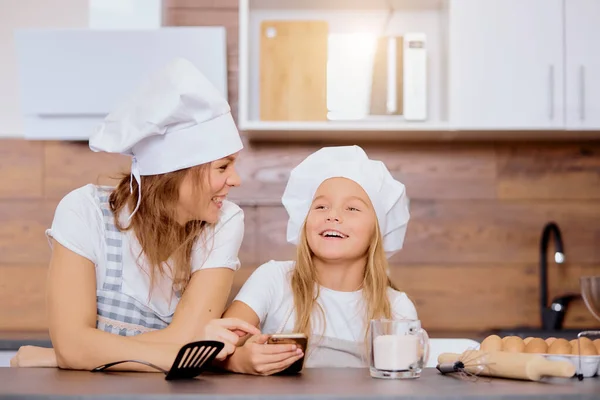 Mujer y niño niña preparar hornear en la cocina — Foto de Stock