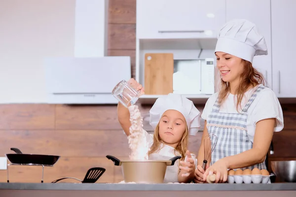 Bambina spruzzando farina dal tappo prima di cuocere — Foto Stock