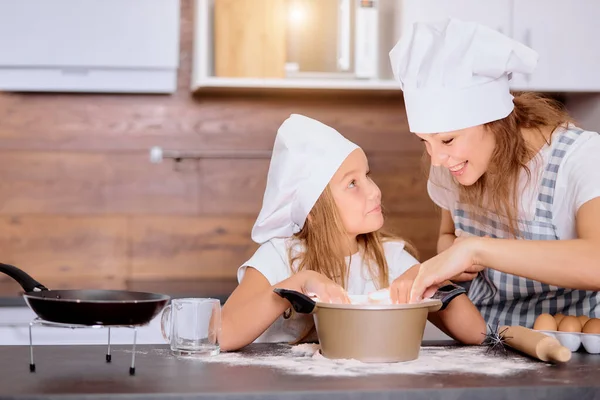 Glad kaukasisk mor och dotter bakar tillsammans i köket — Stockfoto