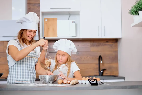 Bambina utilizzando mixer mentre si fa la pasta — Foto Stock