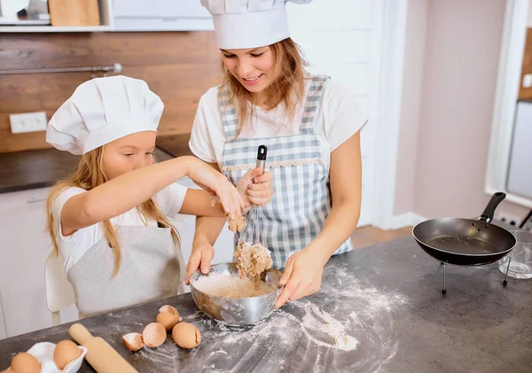 Madre e figlia divertenti che fanno la pasta per la cottura — Foto Stock