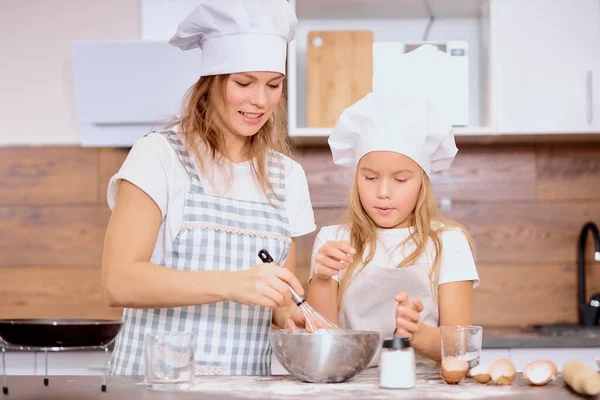 Mãe e filha se preparam, cozinhando juntos — Fotografia de Stock