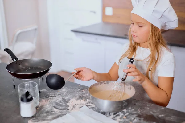 Attenta piccola panettiera ragazza in cucina — Foto Stock