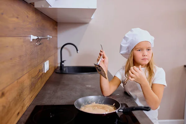 Bambino che fa frittelle a casa — Foto Stock