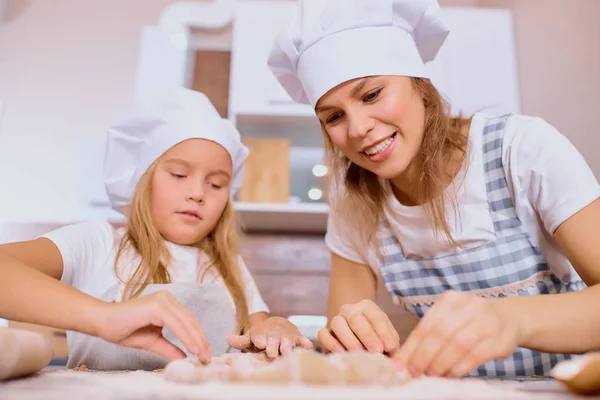 Bambina che fa la pasta con la madre — Foto Stock