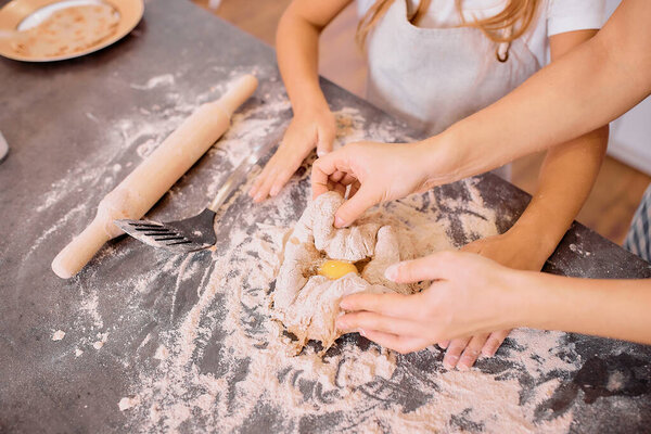 крупным планом матери и ребенка, делающих тесто для выпечки
