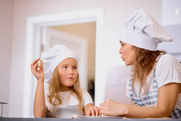 Profiter du temps de cuisson avec la mère dans la cuisine — Photo