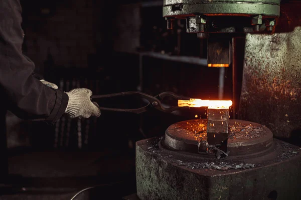 Eisenschmiede faltet Metall bei der Arbeit — Stockfoto