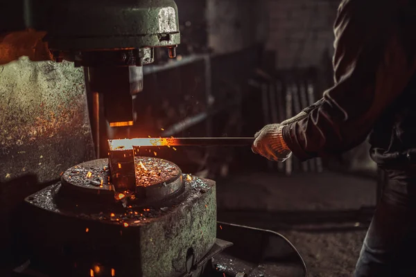 Joven herrero caucásico tradicional trabajando con fuego abierto en taller — Foto de Stock