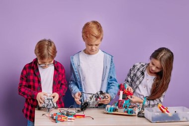 Çocuklar için robotik. Mutlu çocuklar robot yapıyor.