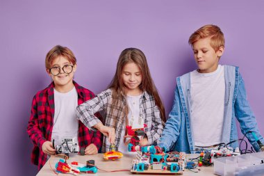 Çocuklar takım çalışması izole edilmiş robotları birleştiriyor