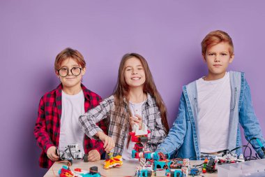 Gülümseyen mühendislik takımının portresi çocuklardan oluşur.