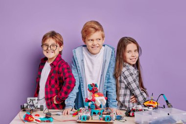 yenilik ve teknoloji kavramı. Çocuklar mühendisliği sever