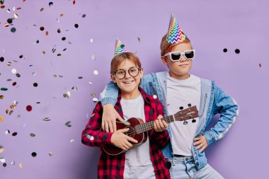 İki neşeli ve arkadaş canlısı çocuğun doğum günü kutlu olsun