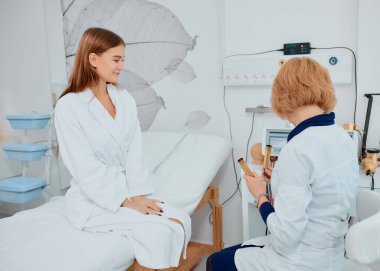 Nazik hemşire hastayla ilgilenir.