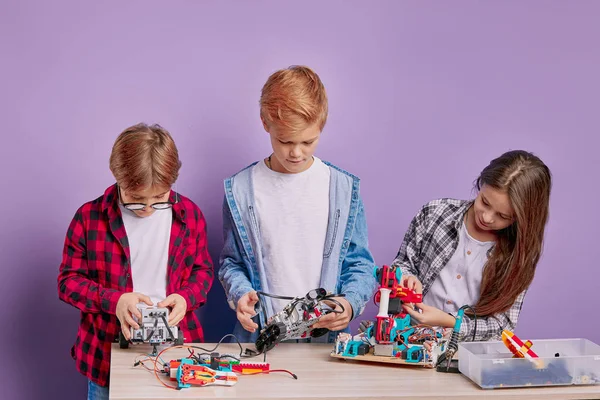 给孩子们的机器人 快乐的孩子们制造机器人 — 图库照片