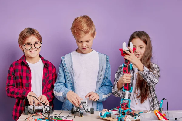 Lekfulla barn tillbringar tid i ingenjörsklubben — Stockfoto
