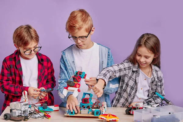 Маленькі кавказькі діти люблять інженерію — стокове фото