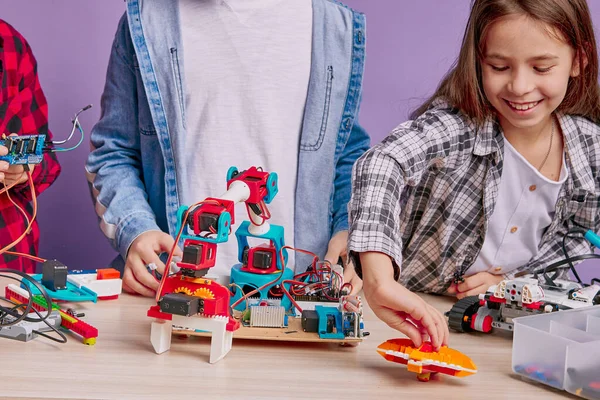 Радостные дети играют с робототехникой — стоковое фото