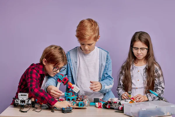Robotika untuk anak-anak. anak-anak bahagia membangun robot — Stok Foto