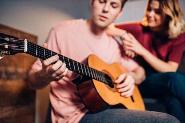 Dwóch pozytywnych młodych przyjaciół gra na gitarze i słucha — Zdjęcie stockowe