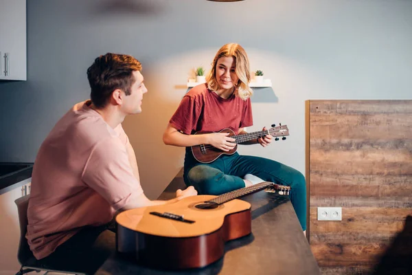 Tiempo libre de música de pareja caucásica joven — Foto de Stock