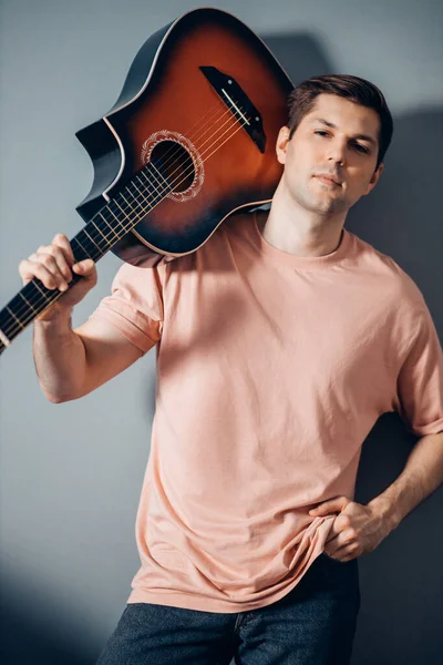 Zelfverzekerde gitarist lokking op camera, poseren — Stockfoto