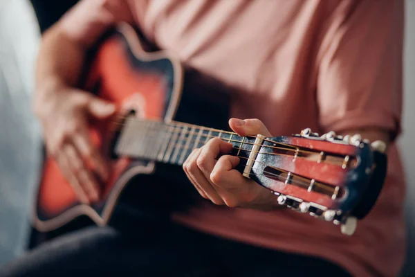 Zbliżenie nierozpoznawalnego mężczyzny grającego na gitarze — Zdjęcie stockowe