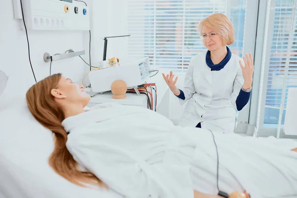 Vänlig sjuksköterska ta hand om patienten — Stockfoto