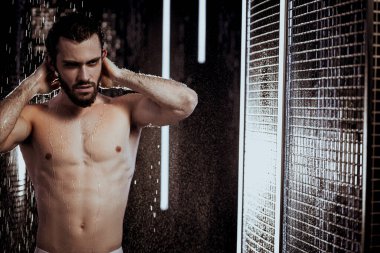 çekici genç adam duş alıyor.