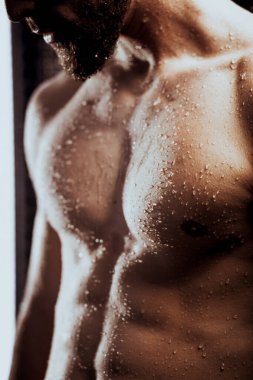 Kesilen adam duştan sonra