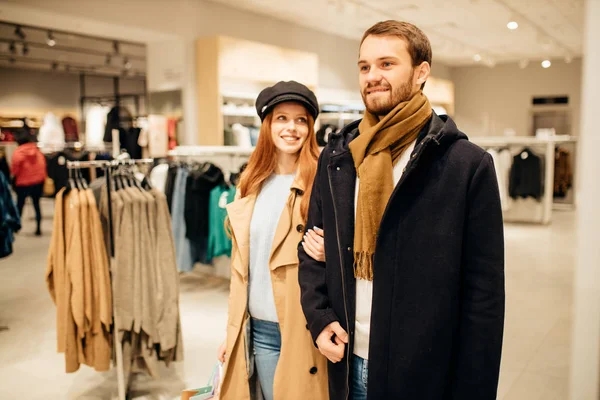 Alegre feliz pareja positiva de compras — Foto de Stock