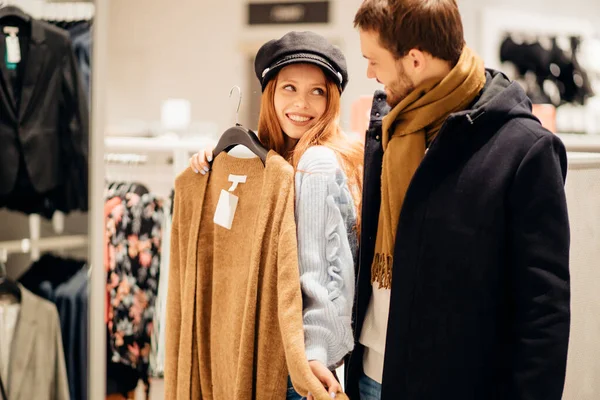 Redhaired mulher shopaholic compras com marido — Fotografia de Stock