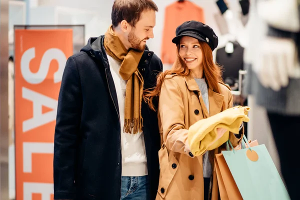 Hermosa pareja caucásica de compras juntos en la tienda de ropa — Foto de Stock