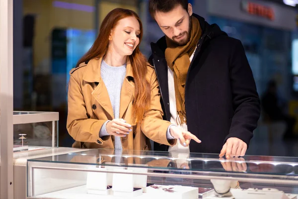 Genç, beyaz, evli bir çift kadın için mücevher seçmekten zevk alıyor.