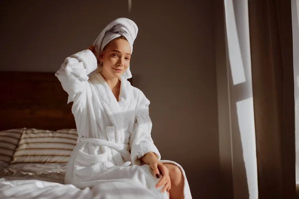 Привлекательная молодая женщина, завернутая в полотенце — стоковое фото