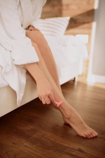 Mooie slanke vrouwelijke benen — Stockfoto