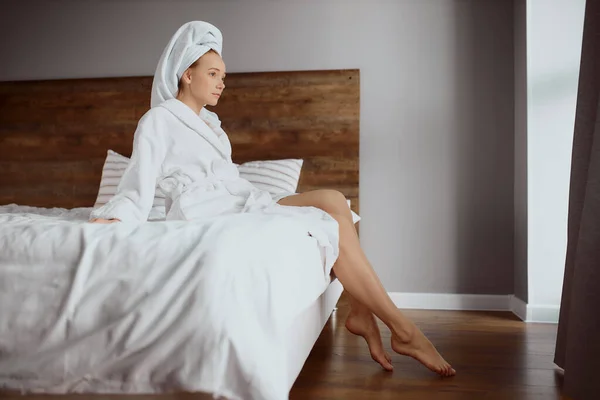 Портрет красивой молодой женщины с полотенцем на голове — стоковое фото