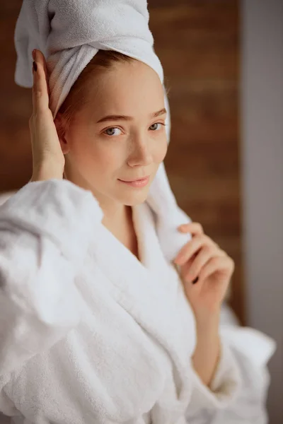 Retrato de mujer atractiva después de procedimientos de spa — Foto de Stock