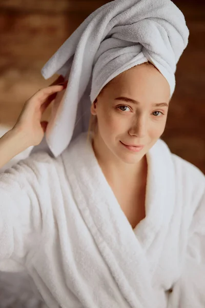 Retrato de mujer atractiva después de procedimientos de spa — Foto de Stock