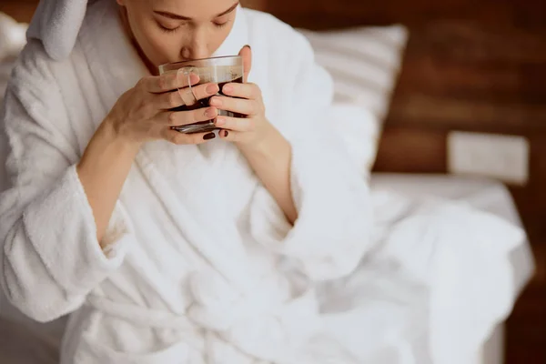 Mooie vrouw na bad drinken hete koffie — Stockfoto
