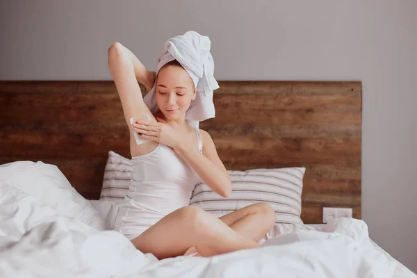 Pretyy woman doing armpit epilation — Stock Photo, Image