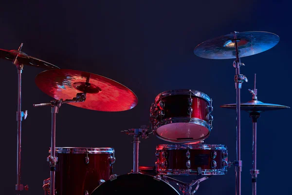 Moderni strumenti drum set in studio buio — Foto Stock