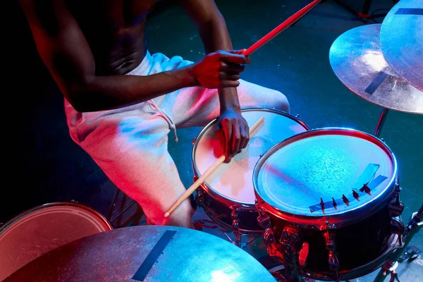 Primer plano de las manos masculinas tocando en la batería — Foto de Stock