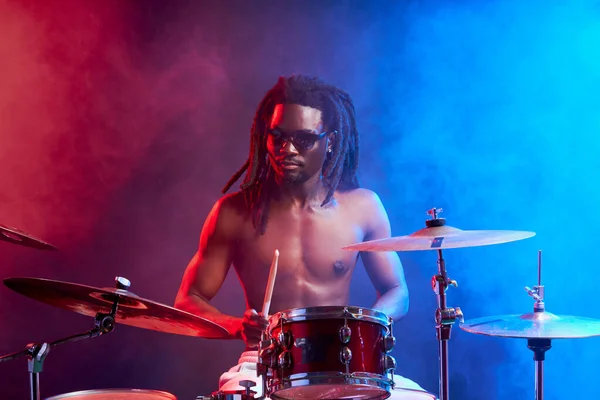 Excelente baterista africano homem em estúdio — Fotografia de Stock
