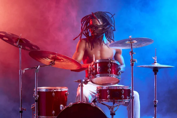 Bello attraente uomo vistosamente suonare la batteria — Foto Stock