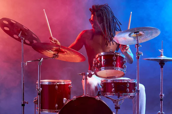 Moderno hombre africano con estilo tocando en la batería —  Fotos de Stock