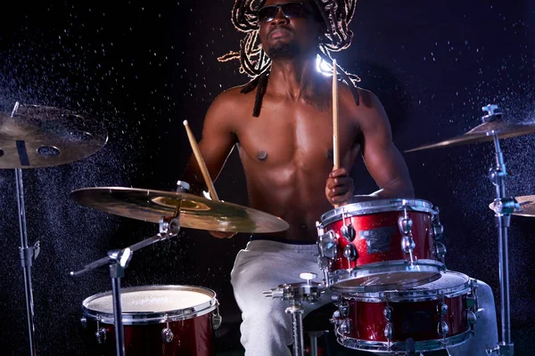 Baterista africano ensaiando na bateria antes de seu concerto de rock — Fotografia de Stock